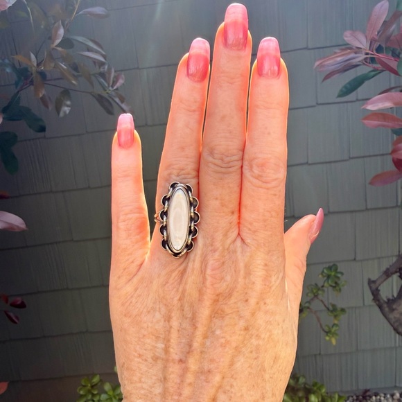 Vintage Sterling Silver Mother of Pearl Silversmith Made Ring Size 6.